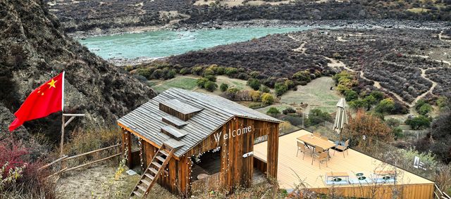 《藏南秋林裡：江波、雪峰與木屋的慢時光》