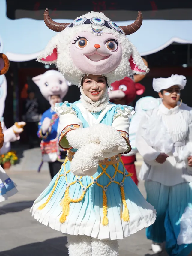 安排！餵完海鷗直奔這裡感受濃濃民族風情