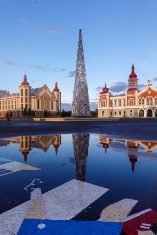 중국과 러시아 국경에 위치한 조용하고 작은 마을에는 기성세대의 열정적인 젊은이들이 살고 있다.