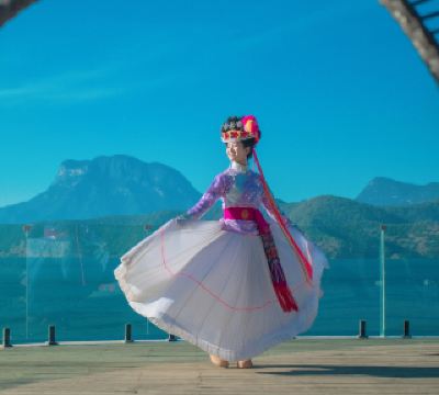 泸沽湖への約束、美しい湖の景色に宿泊