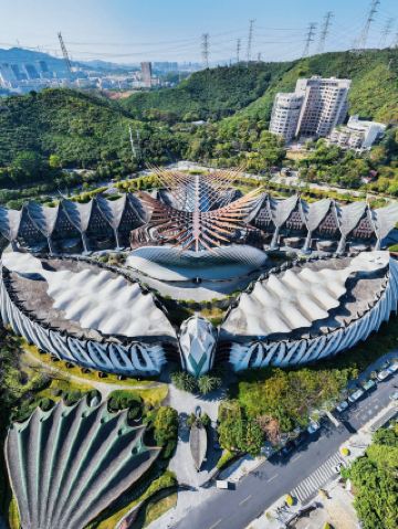 Special flight to Shenzhen for this Gaudí-style building! A 14-year masterpiece breathtakingly beautiful