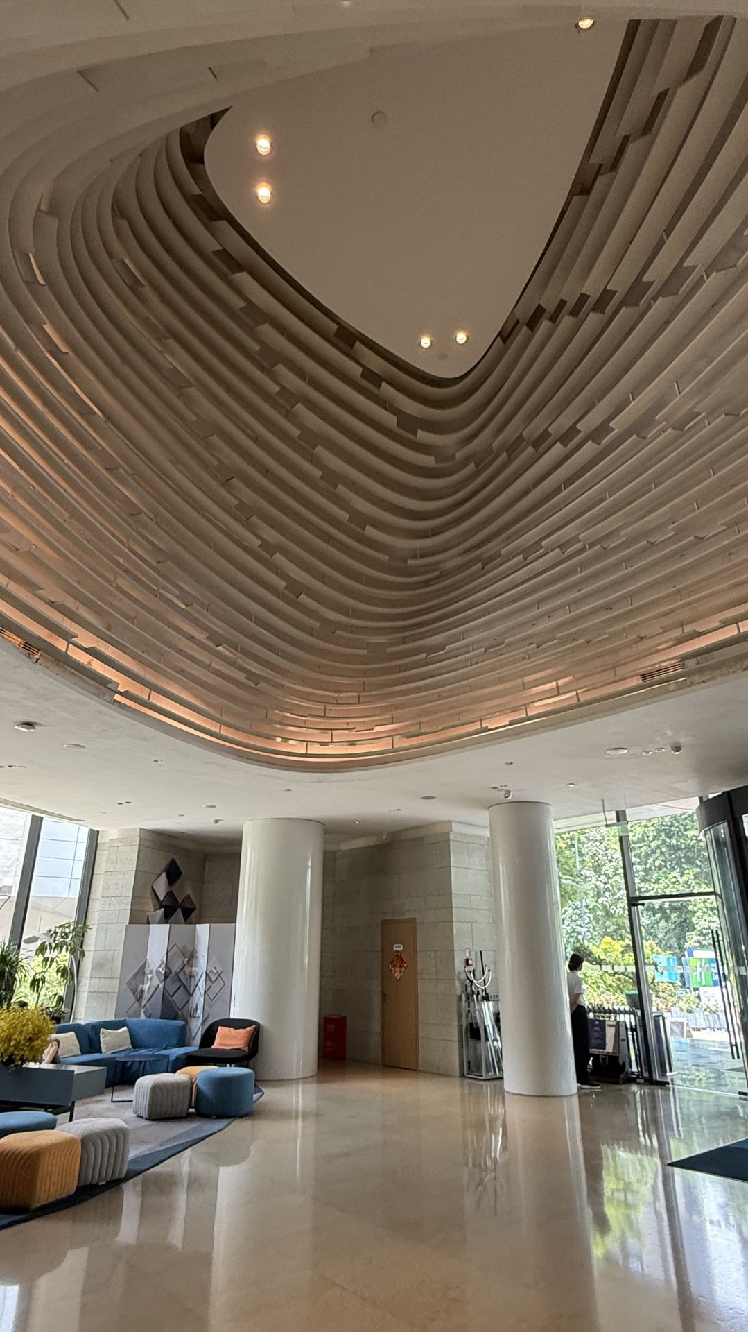 Just landed at the airport and took the subway for 1 hour straight 🚇  
Only a 5-minute walk from the station to the hotel  
Super convenient! 👏

💖 Front desk Miss Xiaofang was incredibly warm and welcoming  
Got fruit 🥭 upon check-in  
Service warmed my heart 💯

🛏️ Room experience maxed out:  
· The twin room space is so touching❗️  
At least 1.5 times bigger than expected  
Super bright with excellent natural light 🌞, maximum transparency  
· Mattress firmness just right 🛏️  
Even picky sleepers fall asleep instantly 💨

🏨 Amazing facilities:  
· 24h self-service laundry 🧺  
A blessing for lazy travelers, no worries about leaving  
· Above-ground + underground parking 🅿️  
Perfect for self-driving guests to go all out

🍳 Breakfast totally amazed me!  
Both Chinese and Western options to choose from, very rich  
Chinese small wontons are truly timeless 🥟  
Service is warm and thoughtful ❤️

📍 Location is unbeatable!  
👉 Address: 1052 Aiguo Road  
Right across from Yitian Holiday Shopping Center 🛍️  
3-minute walk to the subway station 🚇  
Super convenient for shopping and dining!

💙 Modern minimalist style blue sofa area  
100% photo-worthy during the day  
Every snap looks like an Instagram masterpiece 📸