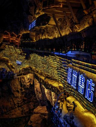 Entering the "Cliff Library" in a Million-Year-Old Sinkhole | A Travelogue of Mianhua Sinkhole in Luocheng, Guangxi  Hidden on the 326-meter-deep karst sinkhole cliff is