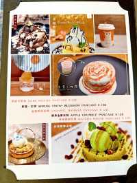 和風貓貓樹佈置Pancake店
