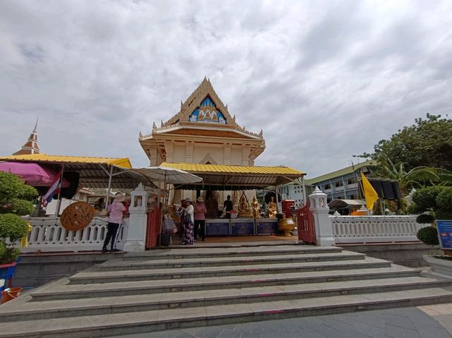 Amazing Temple in Bangkok Wat Traimit! Dont Miss It!