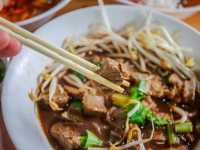 ก๋วยเตี๋ยวเตาฟืนป้าไฉน ตามสไตล์บ้านๆ