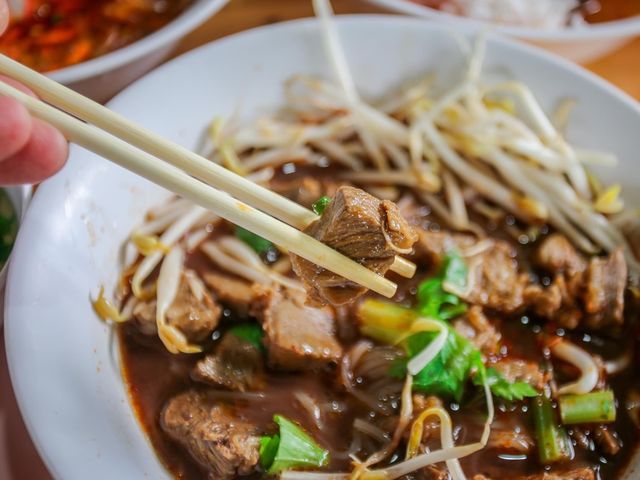ก๋วยเตี๋ยวเตาฟืนป้าไฉน ตามสไตล์บ้านๆ