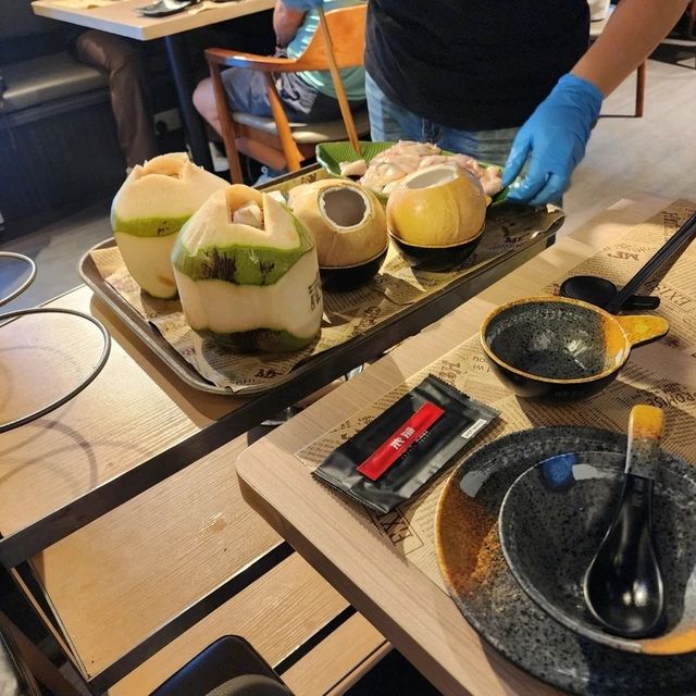 必食油麻地滾爺椰子雞煲