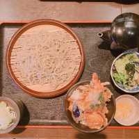【東京】　窓越しにイチョウ並木が見えるお蕎麦屋さん