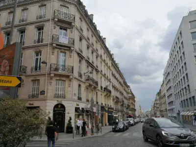 The Champs-Elysées Avenue in Paris. Facts. Shopping. Tours.