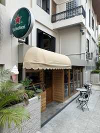 233 Poshtel คาเฟ่ บาร์ และที่พัก