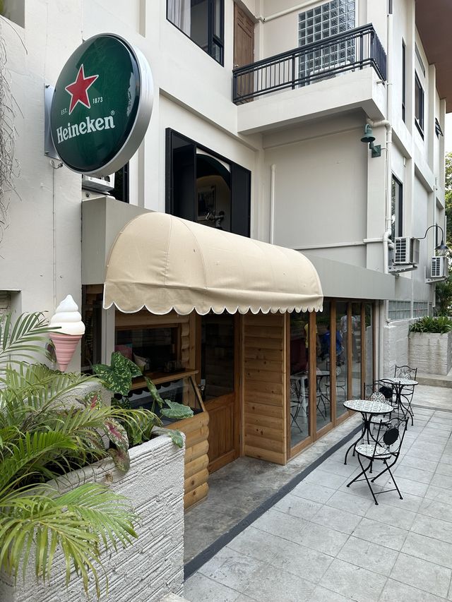 233 Poshtel คาเฟ่ บาร์ และที่พัก