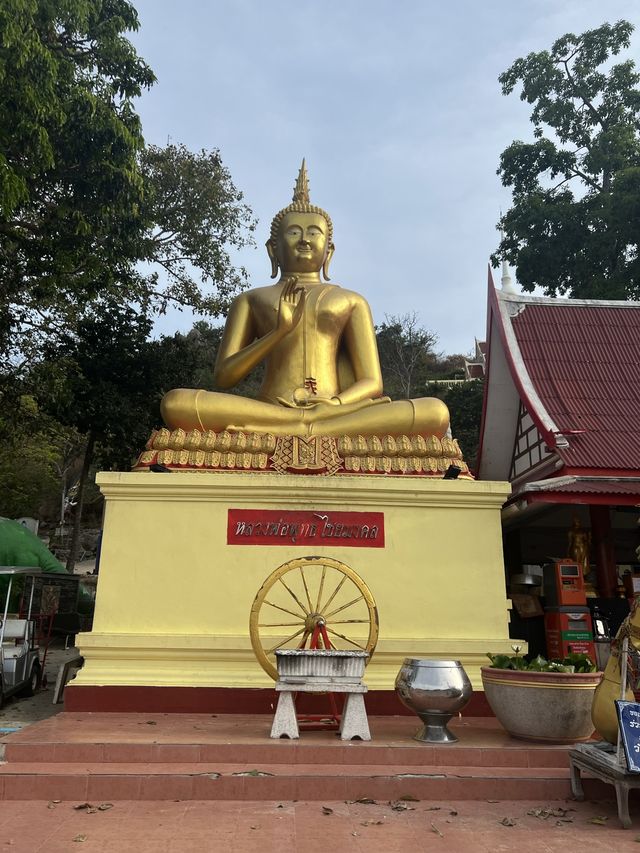 วัดเขาตะเกียบ หัวหิน