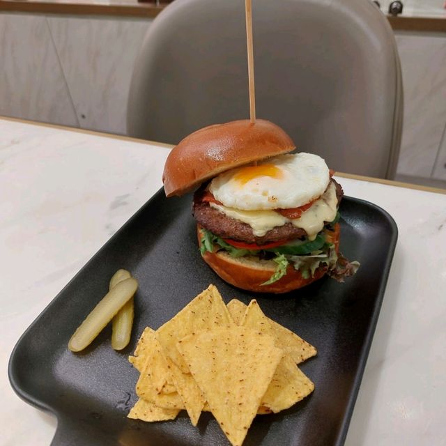銅鑼灣Curator Cafe 有藝術打印咖啡  佈置有特色是打卡好地方