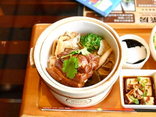 我們在智濟仙之旅期間，在天青站享用了美味的木盒飯~