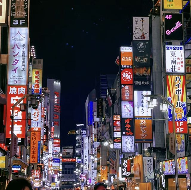 🌃🎭🍜 迷失於繽紛新宿！探索夜晚的繁華與美食！🌆🚶🍣