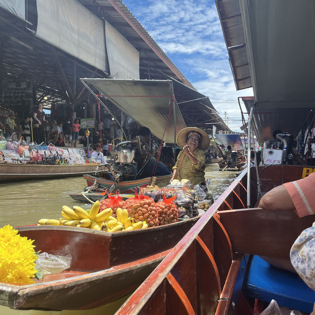 Damneon floating market!