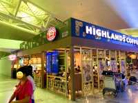 ベトナム　ベトナム観光　ハノイ　ノイバイ国際空港　国際線ターミナル内は土産店、カフェが充実！