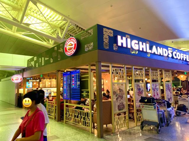 ベトナム　ベトナム観光　ハノイ　ノイバイ国際空港　国際線ターミナル内は土産店、カフェが充実！