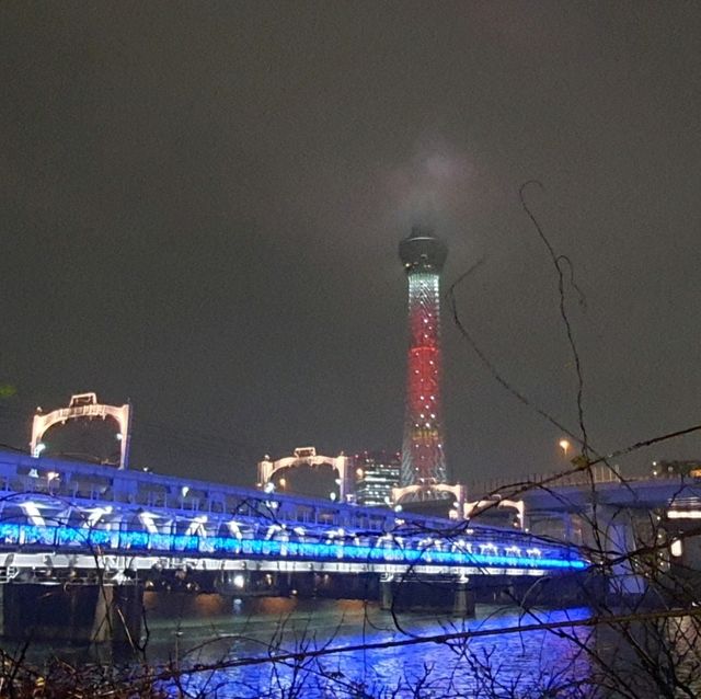 淺草雷門夜行，步行跨河觀晴空塔。