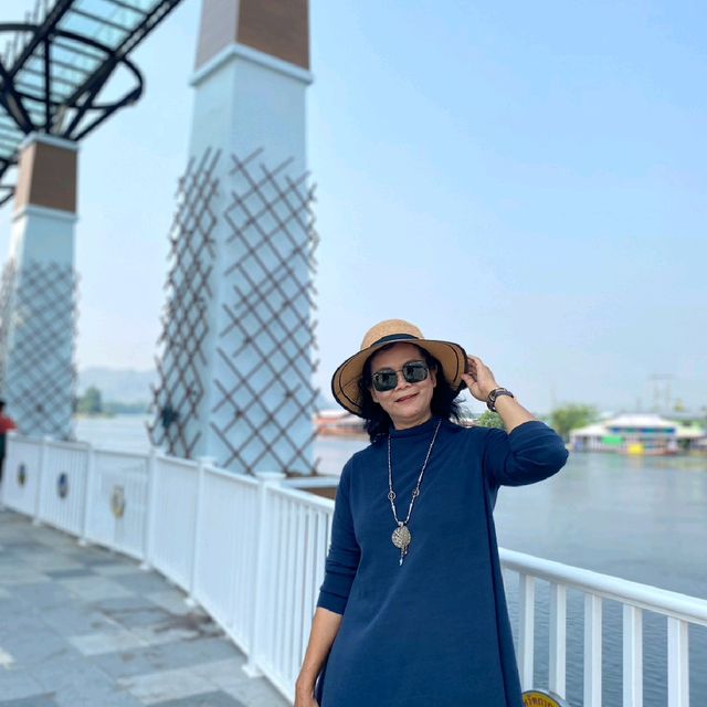 สะพานกระจกเมืองกาญจนบุรี​