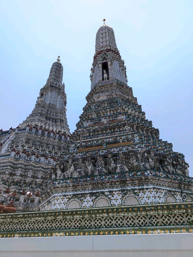 Dawn's Beacon: The Mesmerising Wat Arun