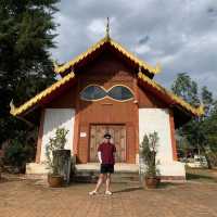 วิหารแปลกมีแว่นตาดำ ที่วัดจันทร์, เชียงใหม่ 