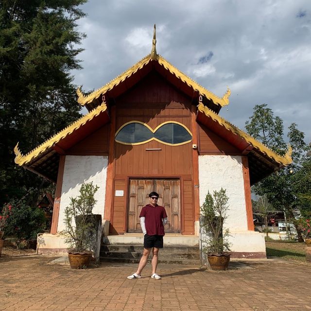 วิหารแปลกมีแว่นตาดำ ที่วัดจันทร์, เชียงใหม่ 