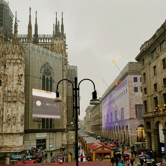 The heart beats of central of Milano 🥰