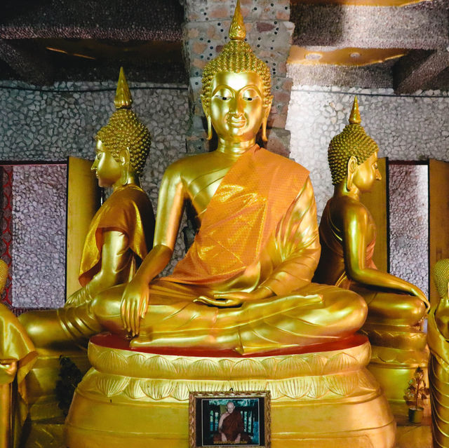 เจดีย์หินพันล้านก้อน วัดภูพนมดี  จ.อำนาจเจริญ