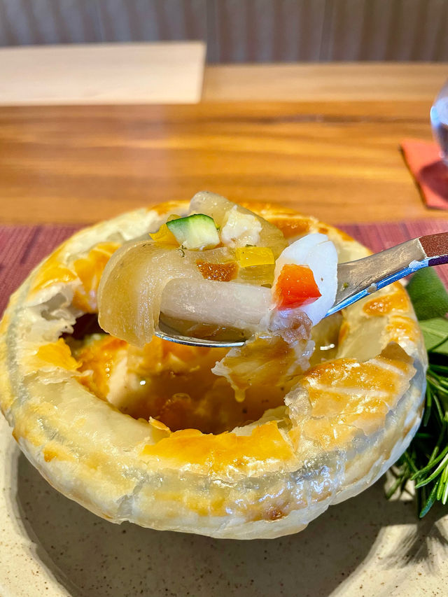 那珂川のせせらぎを背に創作に満ちたお料理が魅力