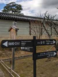 世界遺産【仁和寺】のニ王門は、２体の金剛力士像達に護られている