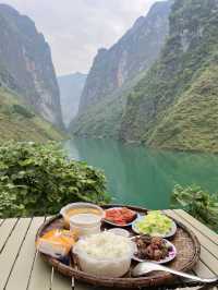 Quan’s Camping: Eat & Sleep by Nho Que River
