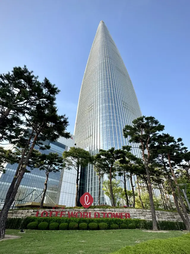 Lotte World Tower before sunset 🌅