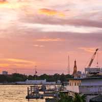 ถ่ายรูปเล่นกันที่สะพานพุทธ