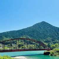 山中溪：清澈溪水與蒼翠山林的夢幻仙境，享受自然恬靜之美