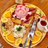 นั่งทานอาหารแบบฟินๆ ริมน้ำ สุดแสนโรแมนติก …