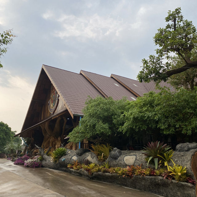 วัดถ้ำผาแด่น วัดสวยสุดอันซีนที่สกลนคร