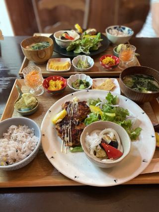 稲美町에서 다양한 잡곡밥을 선택할 수 있는 주간 교체 런치.
