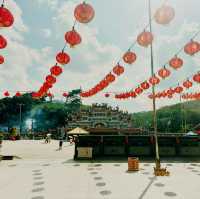 Explore Si Thian Kong Temple: Stunning Decor and the Fun Shouting Fountain