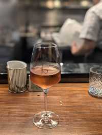 藍色大門後的時髦餐酒館「Bottless 非瓶」
