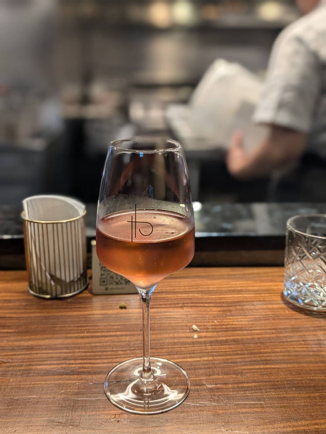 藍色大門後的時髦餐酒館「Bottless 非瓶」