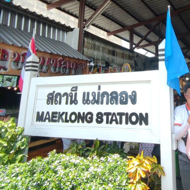 🇹🇭 Maeklong Railway Market: Thailand's Market on Tracks