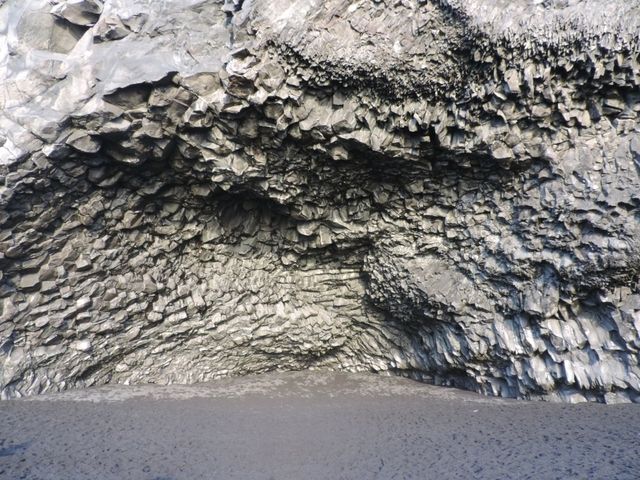 【冰島】玄武岩洞穴：獨特地質視角，絕對值得一去！