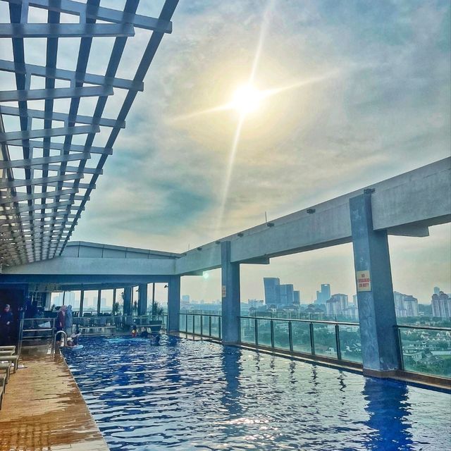 🇲🇾 Endless Horizons: The Infinity Pool at Zenith Hotel Putrajaya
