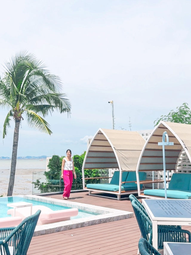 ที่พักติดทะเลพัทยา บรรยากาศซานโตรินี่ 🏖️
