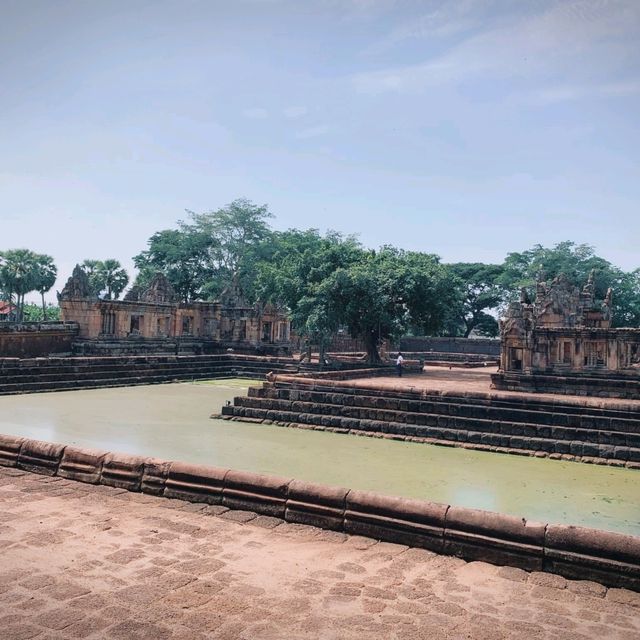 2สถานที่ท่องเที่ยวปราสาทเมืองต่ำ-ปราสาทเขาพนมรุ่ง