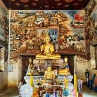 ชมจิตรกรรมฝาผนังในอุโบสถโบราณ