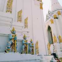 泰國曼谷標誌性皇家古跡寺廟景點:Wat Phitchaya Yatikaram Worawihan，雄偉白色巨塔，適合打卡拍照📸。