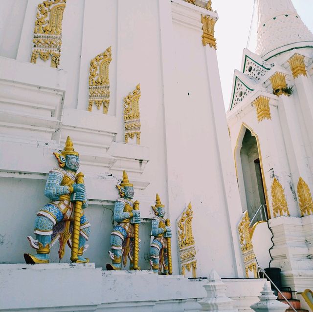 泰國曼谷標誌性皇家古跡寺廟景點:Wat Phitchaya Yatikaram Worawihan，雄偉白色巨塔，適合打卡拍照📸。